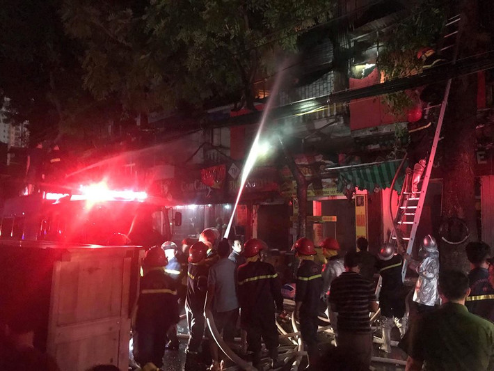 Ngay khi tiếp nhận tin báo, lực lượng chức năng khẩn trương đến hiện trường để dập lửa.