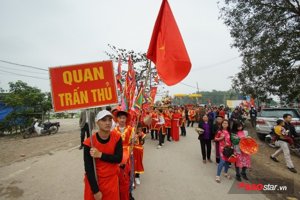 Khoảng 13h chiều, nghi lễ rước vua giả và chúa giả chính thức bắt đầu từ đền Sái về đình làng.