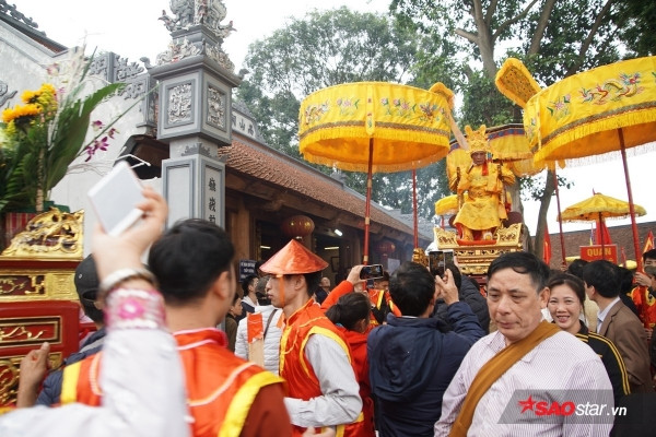 Chuẩn bị hạ kiệu ở sân đình. Ảnh: Tường Bách.