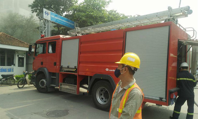 Tiếp nhận tin báo, lực lượng cứu hỏa khẩn trương đến hiện trường để dập đám cháy.