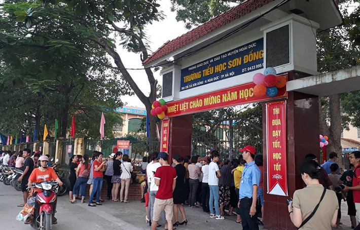 Tuy nhiên thay vì được vào bên trong trường cùng các con, các phụ huynh được bảo vệ yêu cầu đứng phía ngoài theo dõi lễ khai giảng.