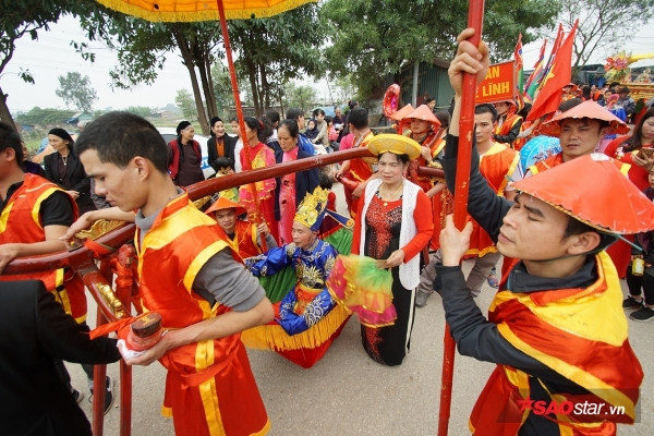 Bốn vị “quan tứ trụ triều đình” gồm có quan Thự vệ, quan Tán Lý, quan Đề lĩnh và quan Trấn thủ. Tất cả đều phải trên 60 tuổi.
