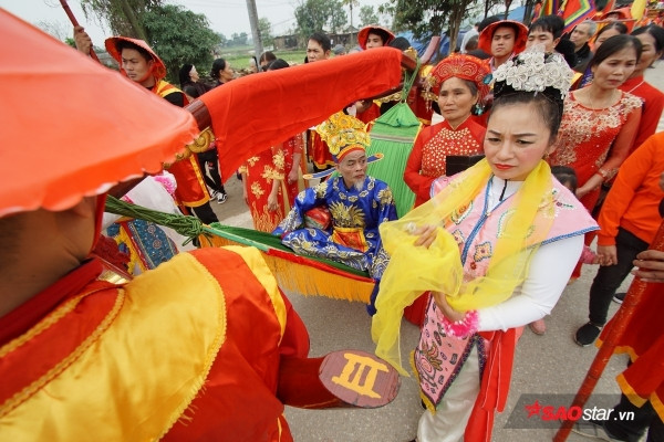 Mỗi một năm người dân trong làng lại chọn ra những người cao tuổi xứng đáng để vào vai “vua, chúa” và 4 vị quan tứ trụ triều đình.