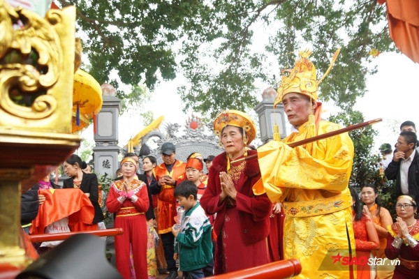Kết thúc lễ rước, tất cả đến đền Sái làm lễ.