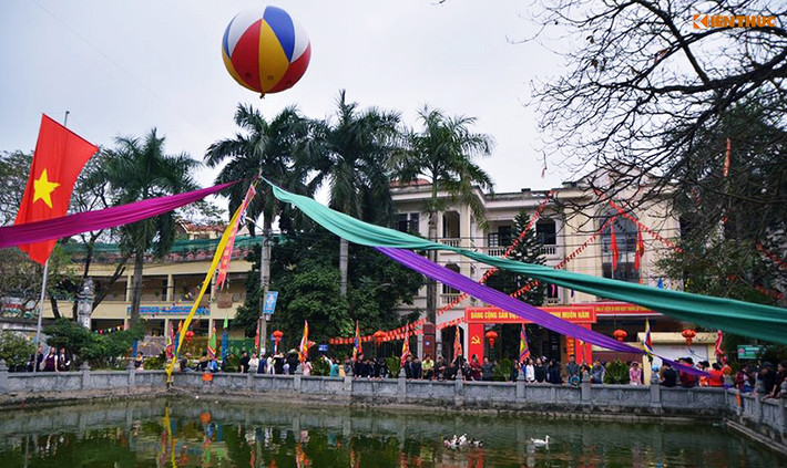 Trước khi kết thúc ngày hội, người dân trong làng và du khách thập phương nhanh chóng tập trung tại ao nước trước đình Vạn Phúc (Hà Đông, Hà Nội) để theo dõi phần thi bắt vịt vô cùng hài hước.