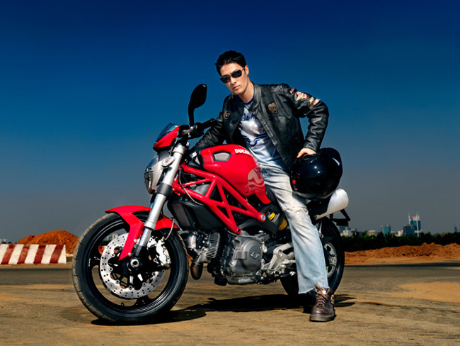 Bên cạnh chiếc siêu xe BMW, Johnny Trí Nguyễn còn có niềm đam mê bất tận đối với dòng mô tô Ducati. Ảnh: Ngoisao.