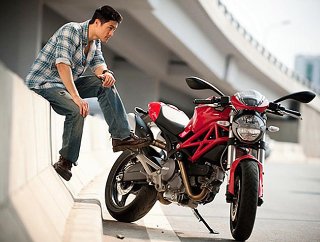 Anh cũng sở hữu một dòng xe Ducati có giá lên tới gần 700 triệu đồng. Johnny Trí Nguyễn cho hay, anh thường sử dụng chiếc mô tô này để đi chơi hoặc sử dụng làm phương tiện trong các bộ phim hành động của mình. Ảnh: VNE.