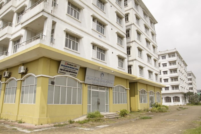 Khung cảnh hoang tàn tại tòa nhà tái định cư tại KĐT Sài Đồng
