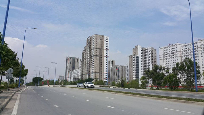 Thông tin trên Zing mới đây cho hay, theo ông Trần Trọng Tuấn, Giám đốc Sở Xây dựng TP.HCM, dự án New City (Thủ Thiêm, quận 2) do Công ty Thuận Việt đầu tư có khoảng 1.300 căn hộ nằm trong khu đất xây dựng nhà tái định cư của chương trình 12.500 căn hộ tái định cư của TP.HCM. Nhưng cơ quan chức năng vẫn chưa xác định giá trị quyền sử dụng đất của dự án, tức Nhà nước chưa thanh toán tiền với chủ đầu tư. Sở Xây dựng chưa xác định đủ điều kiện bán hàng cho dự án này... Ảnh: canhonewcitythuthiem.com.vn.