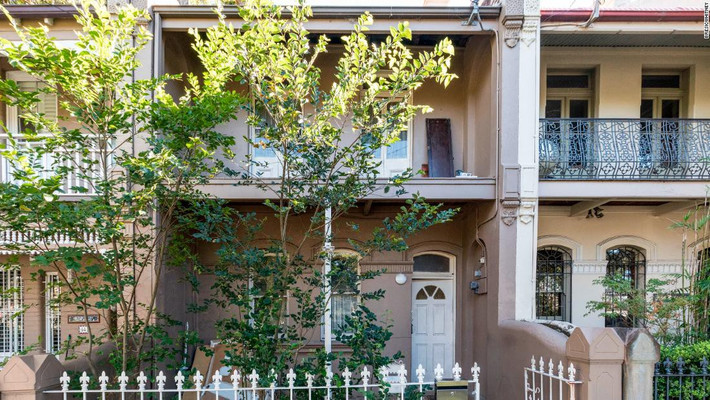 Giá nhà tại Sydney đã tăng gần gấp đôi trong vòng 10 năm qua, từ trung bình 465.030 Đôla Úc (360.967 USD) vào tháng 3/2008 lên 878.325 Đôla Úc (681.810) vào tháng 3/2018, theo dữ liệu của hãng nghiên cứu bất động sản CoreLogic. Theo các nhà phân tích, một trong những nguyên nhân đẩy giá nhà tại thành phố này lên cao là dòng vốn đầu tư nước ngoài đổ mạnh vào đây và thành phố Melbourne. Các nhà đầu tư nước ngoài, đặc biệt là từ Trung Quốc đổ xô mua nhà tại thành phố này.
