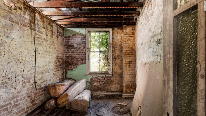 Căn nhà bỏ hoang ở số 62 Railway Avenue, Sydney được bán với giá 1,1 triệu Đôla Úc (816.435 USD). Căn nhà tồi tàn đến mức những người muốn mua được yêu cầu ký một giấy từ bỏ quyền lợi trước khi tham gia đấu giá. Trong khi đó, năm ngoái, một căn nhà 4 phòng ngủ ở Surry Hills được bán với giá 1,95 triệu Đôla Úc (1,5 triệu USD).