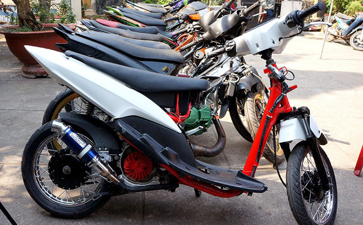 Sáng nay (15/1), lãnh đạo Phòng CSGT (PC67), Công an tỉnh Bình Dương cho biết, cơ quan này vừa tiến hành tiêu hủy 38 chiếc xe môtô thu giữ của “quái xế” sử dụng để đua xe trái phép bị lực lượng CSGT bắt giữ trong thời gian vừa qua.