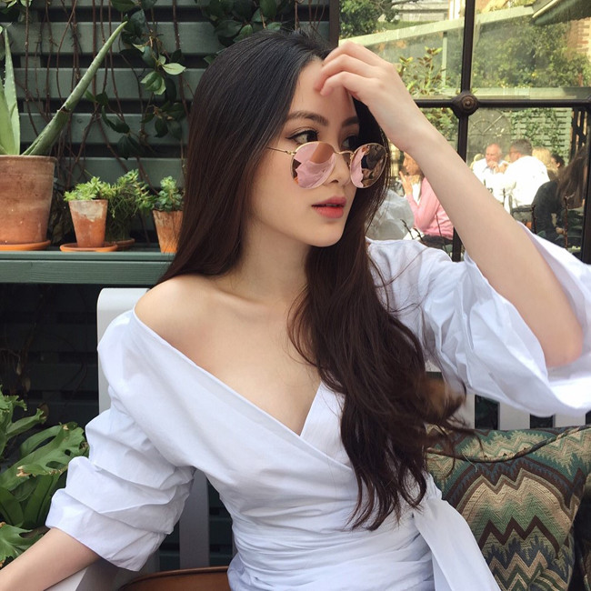 Trong cả những "bộ cánh" gợi cảm hay những trang phục truyền thống của Lào, Việt Nam Phoiphailin Sivilay cũng đẹp hút hồn.