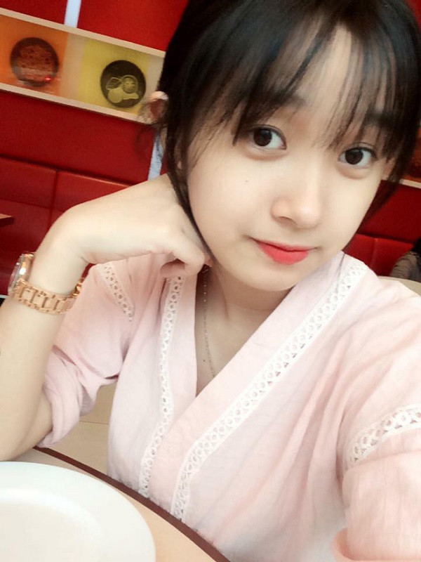 Hồng Thắm hiện là công an viên tại UBND xã Hòa Ninh. Trước khi về công tác tại địa phương, 9x đã tốt nghiệp khoa Nhà nước và Pháp Luật tại Đại học Nội vụ Hà Nội cơ sở 2 Quảng Nam vào tháng 8/2017.