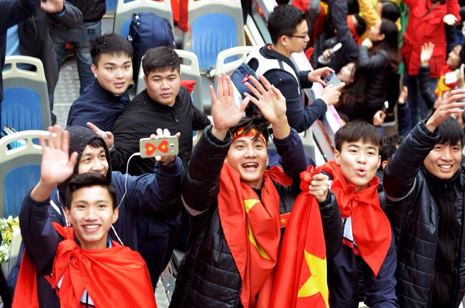 Đoàn Văn Hậu năm nay tròn 18 tuổi, là cầu thủ được đánh giá có nhiều triển vọng của bóng đá Việt Nam. Văn Hậu nhỏ tuổi nhất nhưng lại là người cao nhất đội với chiều cao 1,85 m.