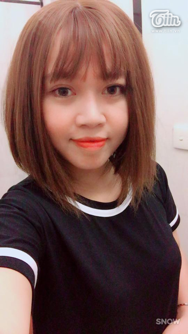 Suốt quãng thời gian hơn 1 năm ấy, mỗi lần xuất hiện, người ta lại nhìn thấy nụ cười và vẻ xinh đẹp của cô.