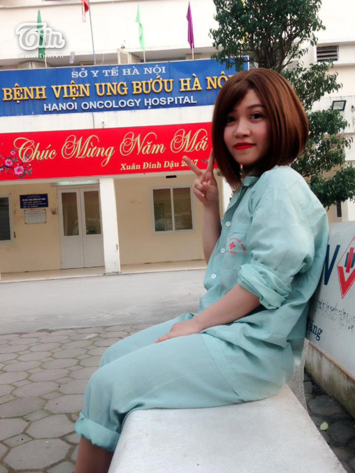 Cách đây hơn 1 năm, vào tháng 12/2016, Thanh Hằng nhận được tin dữ mình bị ung thư trực tràng giai đoạn cuối. Như bao bệnh nhân khác, cô sợ, sốc và khóc rất nhiều. Thế nhưng, là một cô gái cá tính mạnh mẽ, lạc quan, cô chẳng để cho mình buồn, khóc lâu mà quyết định chấp nhận sống chung với căn bệnh như một 'món đồ trang sức' mang trên người. Đồng thời, cô ngay lập tức bước vào quá điều trị, truyền hóa chất. Bởi khi phát hiện, bệnh đã ở giai đoạn cuối cùng, ung thư di căn sang phổi.