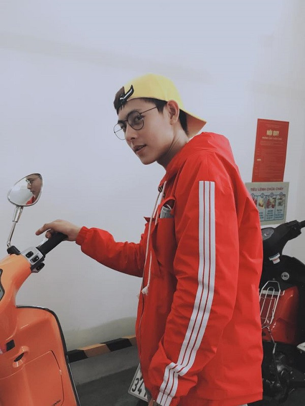 Với góc mặt nghiêng 'thần thánh' cùng sống mũi cao như Tây, anh chàng này đã dễ dàng 'đốn tim' nhiều người, đặc biệt khiến không ít cô nàng mê như điếu đổ mà đổ xô truy tìm thông tin về chàng trai này.