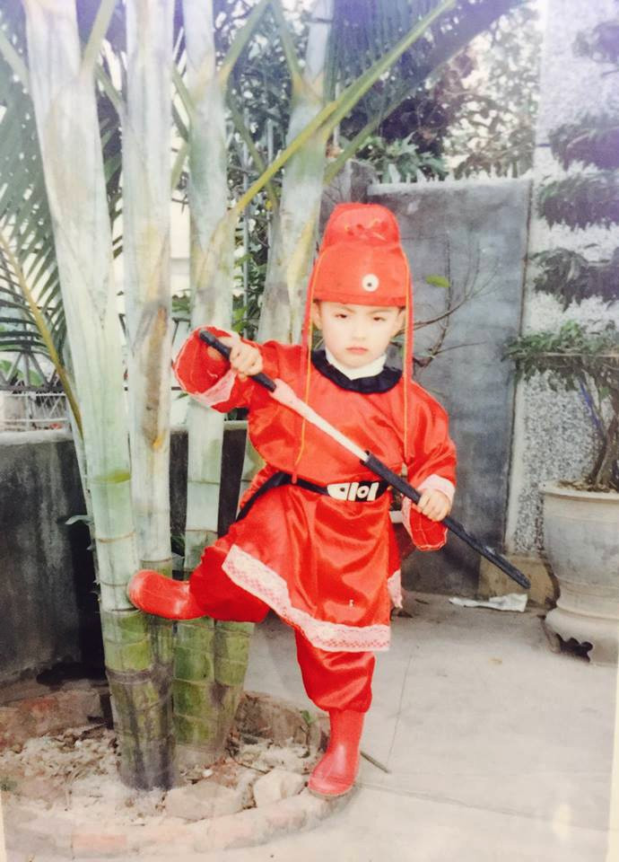 Bởi lúc nhỏ, ai cũng thích bắt chước làm Triển Chiêu, Ngũ A Ca, siêu nhân Gao biến hình... Và những kỉ niệm đẹp đẽ ấy lại càng khó phai hơn khi được lưu giữ lại trong những tấm ảnh được ba mẹ chụp lại.