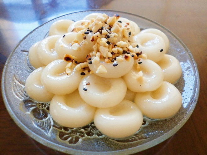 Bánh nếp chay Đây là một trong những mặt hàng bán khá chạy mùa Vu Lan tại các chợ dân sinh. Giá mỗi đĩa bánh từ 30.000 – 50.000 đồng/đĩa, nguyên liệu chỉ đơn giản là bột gạo nếp và vừng.