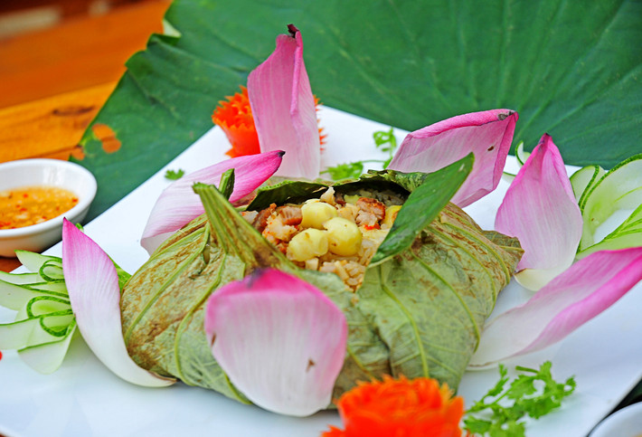 Cơm sen Món cơm “sang chảnh” này chỉ có bán tại các hệ thống nhà hàng có xuất xứ Huế với giá từ 120 – 150.000 đồng/đĩa. Ảnh: Eva.