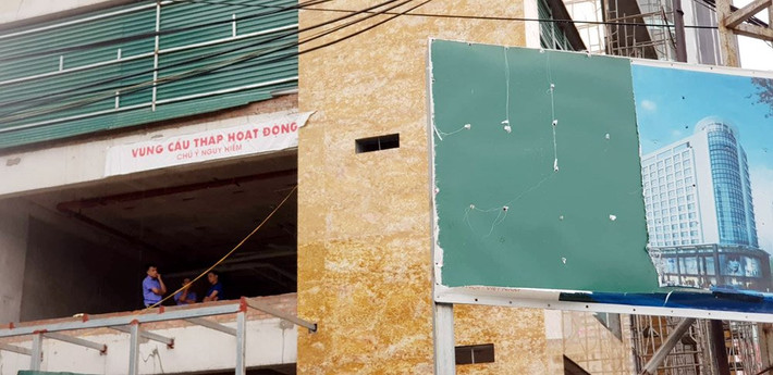 UBND quận Thanh Xuân cho biết nguyên nhân của tai nạn đáng tiếc trên ban đầu được xác định là do bộ phận giữ của hệ thống sàn treo Gondola phục vụ việc thi công hạng mục vách kính tại công trình bị bật khỏi vị trí và rơi xuống đường giao thông. Ảnh: Kinh tế đô thị.