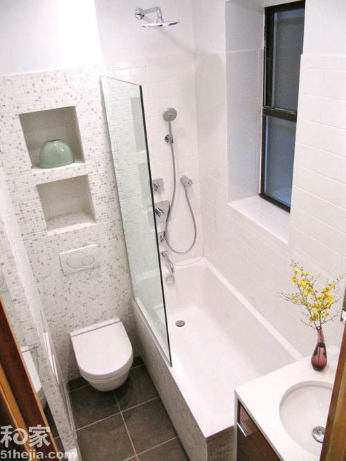 Một lọ hoa nhỏ xinh cũng đủ khiến cả phòng tắm nhỏ hẹp trở nên bừng sáng. Ảnh: Medium.