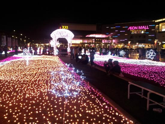 Fivimart và Citimart. Mới chân ướt chân ráo bước vào Việt Nam nhưng AEON Mall đã khiến người Việt bất ngờ khi thẳng tay mua lại đến 49% cổ phần Citimart và 30% cổ phần Fivimart. Fivimart hiện có 20 siêu thị trên cả nước, tập trung ở Hà Nội còn Citimart thì có 27 siêu thị tập trung tại TP. HCM. Doanh thu hàng năm của cả hai chuỗi siêu thị trên ước tính vào khoảng từ 950 đến hơn 1000 tỉ đồng.