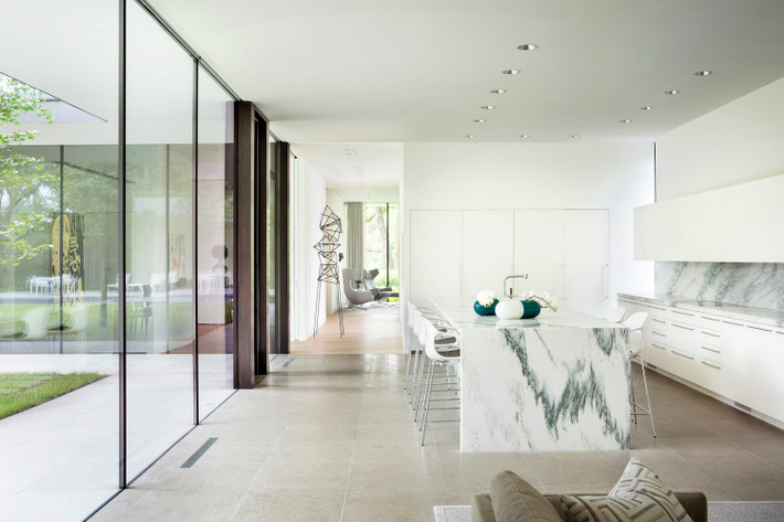 Dễ nhận thấy nội thất trong Preston Hollow Residence được thiết kế rất hiện đại với tông màu sáng làm chủ đạo.
