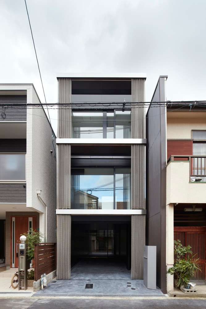 Ngôi nhà có diện tích hơn 90m2 và được xây dựng năm 2016.