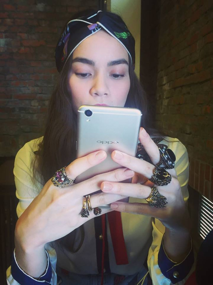Ca sĩ Hồ Ngọc Hà khoe ảnh tự sướng bằng điện thoại Oppo. Ảnh: FBNV.
