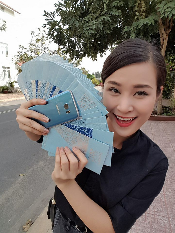 Trong bức ảnh khá mới trên trang cá nhân facebook của nữ ca sĩ Đông Nhi cũng cho thấy chiếc điện thoại cô đang sử dụng là samsung Galaxy S7. Ảnh: FBNV.