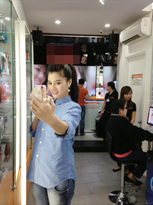 Nữ diễn viên Vũ Thu Phương cũng sở hữu điện thoại iPhone 5S trắng tinh tế. Ảnh: Khám phá,