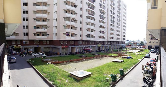 Thế nhưng, theo Đầu tư chứng khoán, cuối năm 2017, người dân ở chung cư này tố chủ đầu tư “hứa lèo” khi không xây dựng nhiều tiện ích như đã quảng cáo như công viên, cây xanh, đường nội bộ… Ảnh: Reatimes.