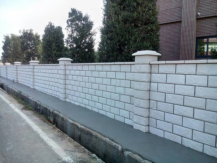 Xây tường rào bằng gạch block hay gạch không nung đang trở thành xu hướng phổ biến hiện nay. Loại gạch này có độ bền cao, lại có chi phí xây dựng thấp hơn so với các loại gạch khác. Ảnh: Angcovat.