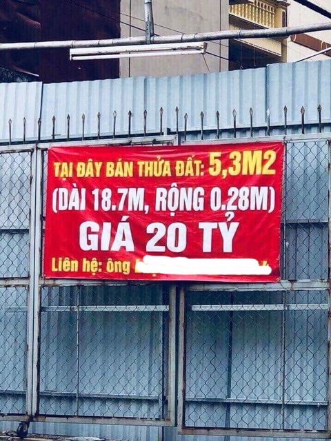 Mới đây, trên mạng xã hội xôn xao share hình ảnh về tấm biển rao bán đất gây “sốc”. Cụ thể, thông tin trên tấm biển ghi: Tại đây bán thửa đất 5,3 m2 (dài 18.7 m, rộng 0.28 m) giá 20 tỷ. Theo tính toán, mỗi m2 đất có giá gần 4 tỷ. Đây được coi là mức giá đất siêu khủng ở Hà Nội. Ảnh: Zing. 