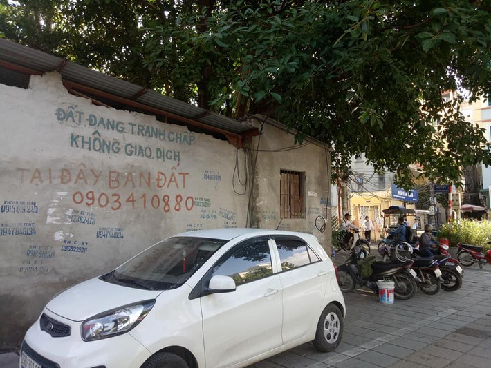 Hiện trên bức tường dài 18,7m chỉ có dòng chữ “Đất đang tranh chấp, không giao dịch”.