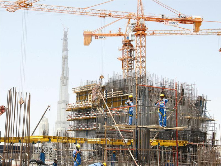 Trước đó, Sở Xây dựng TP.HCM cũng đã công bố 30 dự án bất động sản đủ điều kiện bán nhà ở hình thành trong tương lai, trong đó có không ít dự án đang thế chấp quyền sử dụng đất và tài sản hình thành trong tương lai. Theo quy định, trước khi bán căn hộ hình thành trong tương lai đã thế chấp ngân hàng, chủ đầu tư phải thực hiện giải chấp hoặc được ngân hàng nhận thế chấp có văn bản chấp thuận cho bán. Tuy nhiên trên thực tế có không ít chủ đầu tư bán dự án đã cầm cố cho khách hàng, dẫn đến tranh chấp, khiếu kiện về sau. Ảnh minh họa: Internet.
