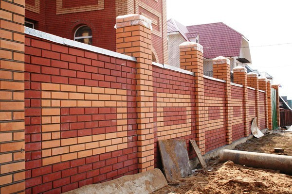 Tường rào bằng gạch là kiểu tường rào phổ biến nhất ở Việt Nam hiện nay bởi có nhiều ưu điểm: bền đẹp, dễ thi công và chi phí thấp hơn so với một số loại vật liệu khác. Ảnh: Remotn.
