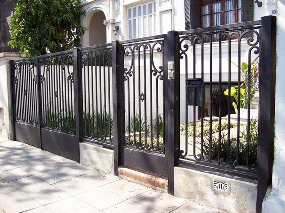 Sắt cũng là loại vật liệu được rất nhiều người lựa chọn khi xây tường rào. So với các loại vật liệu như gạch hay đá tự nhiên thì hàng rào sắt tạo sự thông thoáng và bớt tù túng hơn mà vẫn đảm bảo được tính thẩm mĩ. Ảnh: Qyironwork.