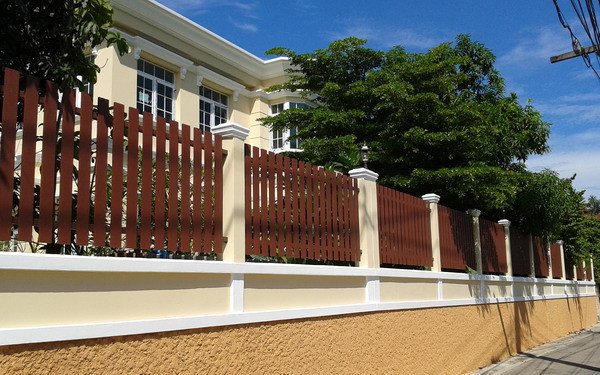 Gỗ nhân tạo có khả năng chịu nước ngoài trời, độ bền cao, giá lại rẻ hơn so với gỗ tự nhiên. Ảnh: Tambetongnhe.