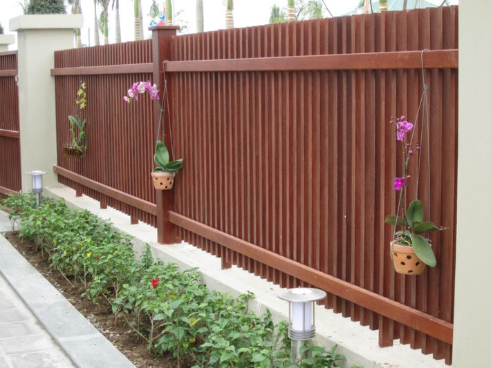 Gỗ cũng là loại vật liệu được yêu thích khi xây dựng tường rào. Ảnh: Conwood.
