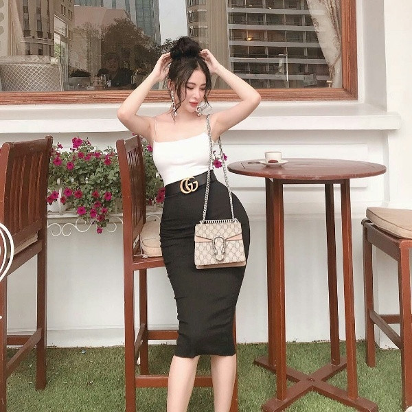 Angela Phương Trinh sở hữu nhiều chiếc túi xách đắt giá, mà một trong nhưng số đó là mẫu túi họa tiết hình rắn của Gucci trị giá 2.845 USD (hơn 64 triệu VND).