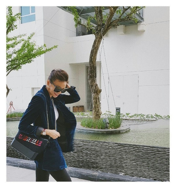 Thanh Hằng cũng là một trong những mỹ nhân Việt sở hữu dòng túi Chanel's Gabrielle ''nổi đình nổi đám''. Trong hình trên, chiếc túi của cô có giá trị không hề nhỏ (khoảng gần 77 triệu VND.)