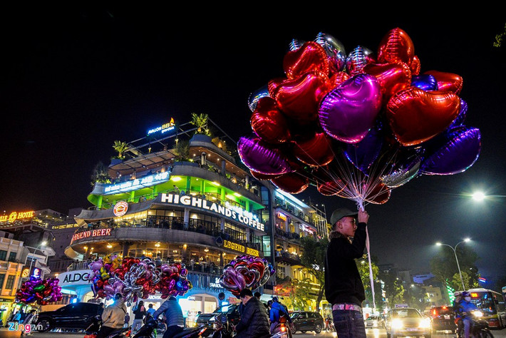 Với giá từ 30-40.000 đồng/quả, Lâm (Hải Dương) hy vọng tối trước Valentine bán được hết 60 trái bóng bay hình trái tim này.