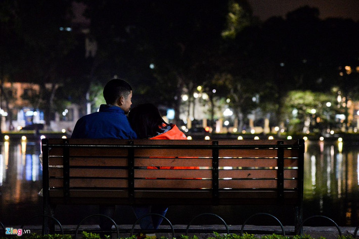 Đôi trẻ nép sát, trao cho nhau những cái ôm thật chặt.