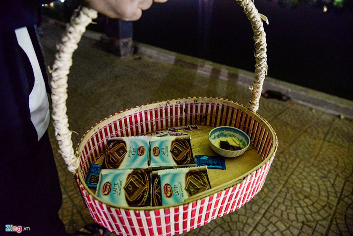 Thọ - sinh viên năm 2, Đại học Công nghiệp - chào bán chocolate với giá 20.000 đồng.