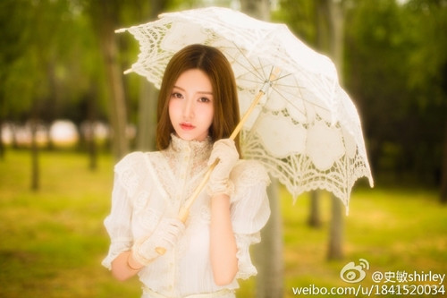 Theo thông tin trên weibo, hot girl này chính là Sử Mẫn. Sử Mẫn hiện đang theo học tại Học viện Múa Bắc Kinh.