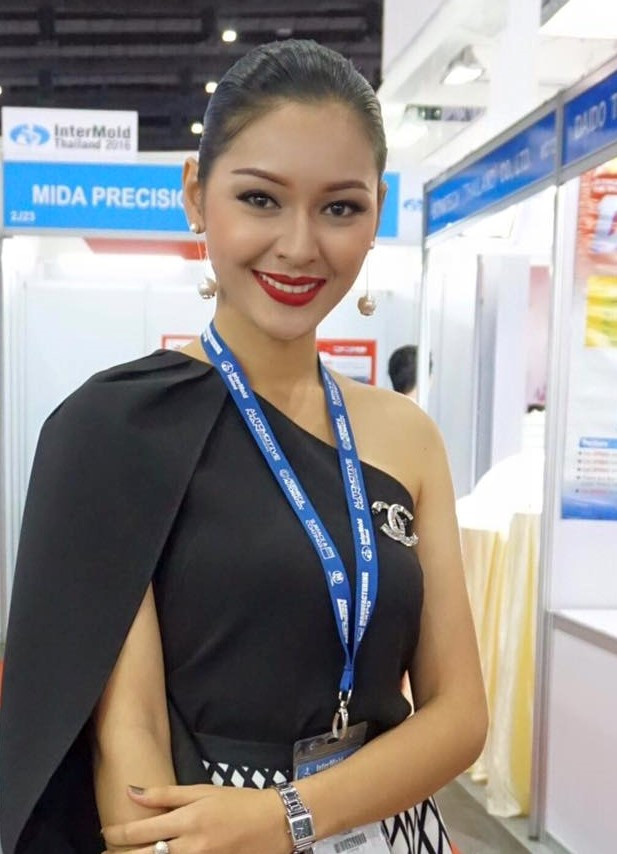 Hiện tại, Bow Pakaporn SP sống cùng mẹ. Cô xin làm thêm nhiều công việc như nhân viên trạm xăng, phục vụ, PG... để có thêm tiền giúp mẹ chữa bệnh tiểu đường.