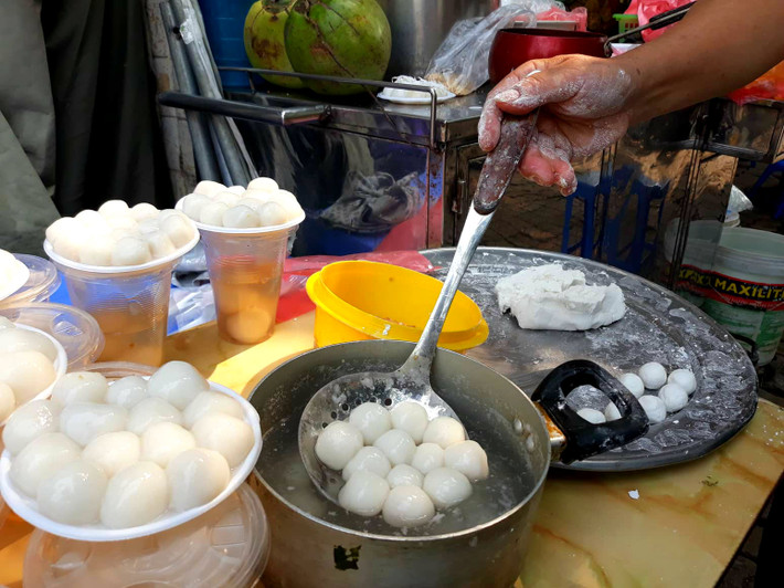 Tại khu chợ này, giá bánh trôi, bánh chay chỉ giao động khoảng từ 10.000 – 15.000 đồng/cốc.